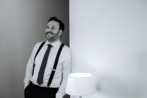 Primo del novio sonriendo y relajado antes de la boda en Hotel Fairplay fotografía en blanco y negro de EsebeWedding