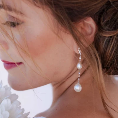 Detalle de novia con pendiente durante una boda en Cádiz, fotografía documental y editorial